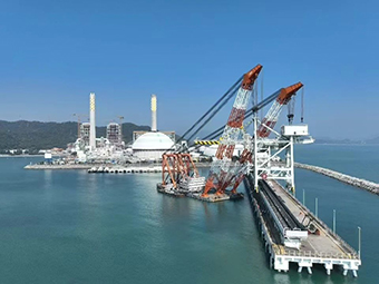 華潤海豐卸船機(jī)順利吊裝，助力粵港澳大灣區(qū)能源供應(yīng)